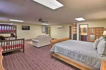 کلبه Roomy Multi Family Retreat In Dtwn Mountain Home!