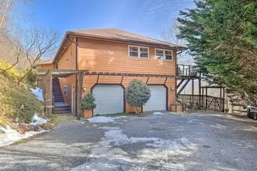 Mökkimajoitus Scenic Pet Friendly House W/ Private Hot Tub!