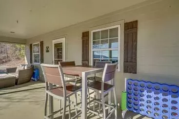 Mökkimajoitus Secluded Tuskahoma Retreat W/ Deck & Views!