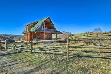 Mökkimajoitus Decks & Panoramic Views: Rustic Sparta Cabin