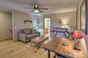 بيت ريفى The Captains Quarters In Rogers W/ Covered Porch!