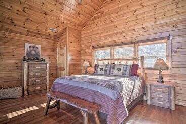 بيت ريفى Upscale Sevierville Retreat W/ Deck & Hot Tub!