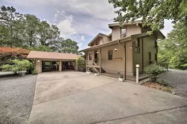 Mökkimajoitus Vibrant Bryson City Home W/ Mtn Views & Deck!