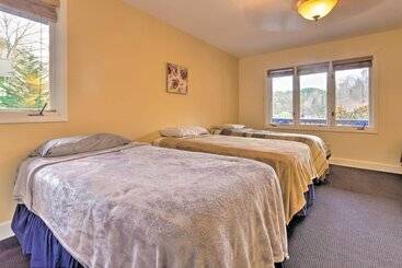 Сельский дом 2 Story Deck: Waterfront Lake Lure Home!