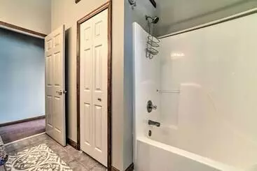 Mökkimajoitus Linden Lakefront Hideaway: Dock & Private Beach!