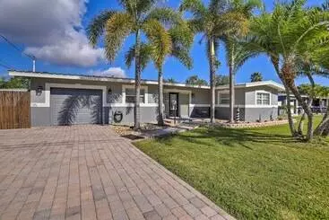 Mökkimajoitus Modern Seminole Home W/ Patio, 3 Mi To Beach!