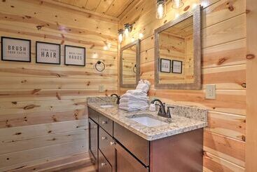 Сельский дом Mountain Dew Cabin W/ Hot Tub & Scenic Views!