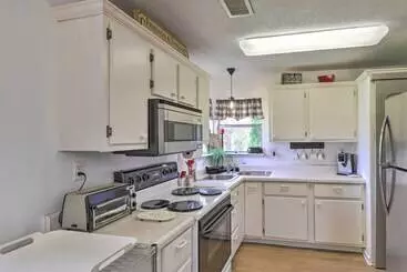 コテージ Rainbow Island Cabin Near Hiking & Fishing!
