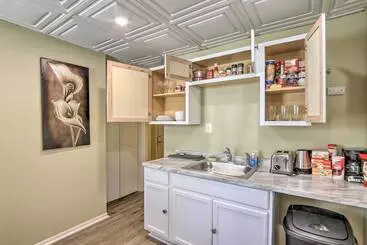 Mökkimajoitus Royal Oak Hideaway: 15 Mi To Downtown Detroit!