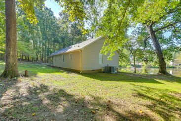 茅舍 Stunning Greensboro Home W/ Deck & Pond View!