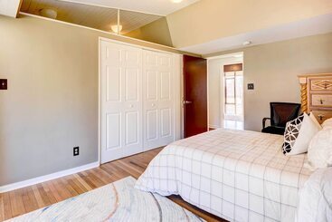 Сельский дом Stylish + Serene West Friendship Hidden Gem!