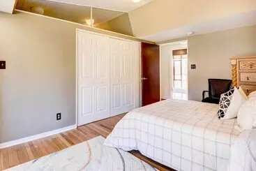 Mökkimajoitus Stylish + Serene West Friendship Hidden Gem!