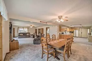 کلبه Kayaks & Boat Dock: Waterfront Home In Grove