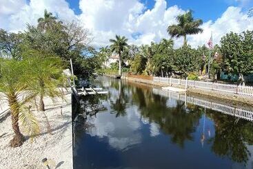 Отель Tarpon Harbor Vacation Rentals
