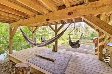 Hus på landet Darling 30 Acre Cabin W/ Fire Pit & Balcony!