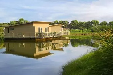 Hotel Life At Repose: Lake Villas Resort & Club