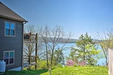 Mökkimajoitus Resort Cabin W/ Nearby Pool & Lake Access!