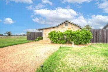 Dom wiejski Romantic Private Cabin With Hot Tub 10 Mins To Fred!