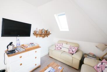 تختخواب و صبحانه Southern Breeze Lodge   Adults Only