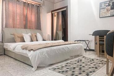 Hill View Hotel West Airport