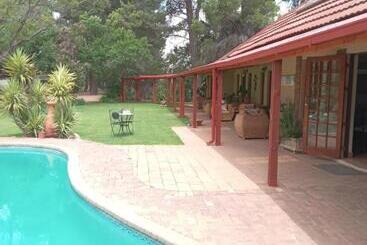 Pensió A Cherry Lane Self Catering And B&b