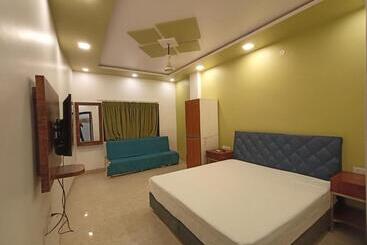 Hotel Maheshwar Darshan