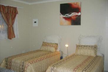 ペンション All Are Welcome Guest House