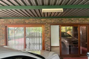 ペンション We Love Properties Guest House