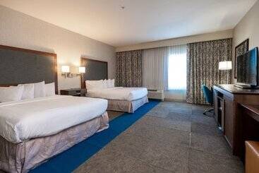 Отель Flag Point Inn & Suites Pratt By Fairbridge