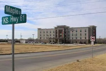 ホテル Flag Point Inn & Suites Pratt By Fairbridge