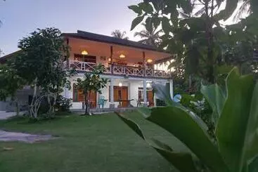 Hostel Hollow Trees Surf Katiet Mentawai Surfing Barrels