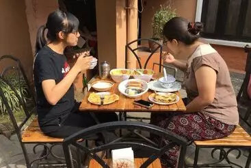 تختخواب و صبحانه Krishna House