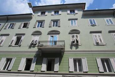 تختخواب و صبحانه Smart Accomodation