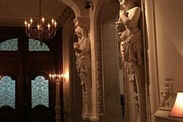 تختخواب و صبحانه Maison D Hercule