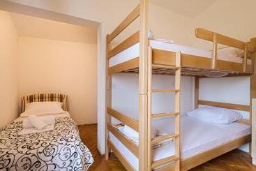 هاستل Pirate Backpackers