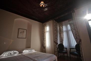 Veni Vidi Dormi  Hostel