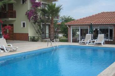 Szálloda Crescent Hasirci