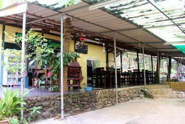 בית מלון כפרי Island Lodge