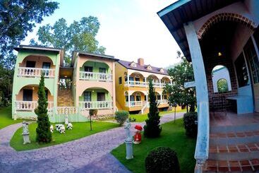 هتل Stamp Hills Resort & Restaurant