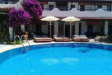 Отель Uzhan Beach