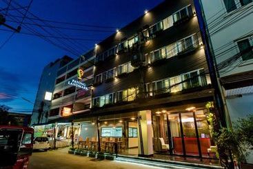 בית מלון כפרי The Landmark Patong