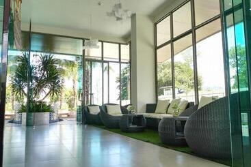 Huoneistohotelli Sonrisa Srirachaที่พักติดทะเล