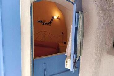 تختخواب و صبحانه Emmantina