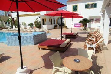 فندق Oasis Beach Club