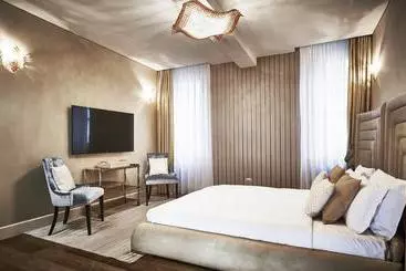 هتل The Suites