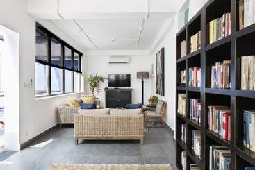 Owl And The Pussycat Hotel & Restaurant