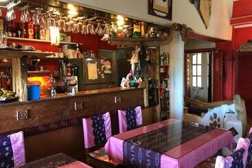 تختخواب و صبحانه A Home