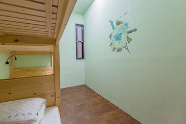 هاستل Golden House