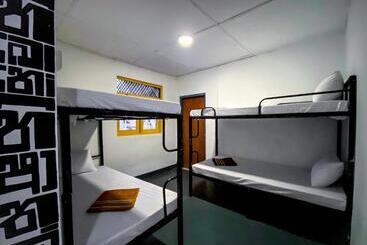 Mad Monkey Hostel And Lounge