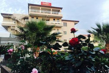 Godija Hotel & Suites